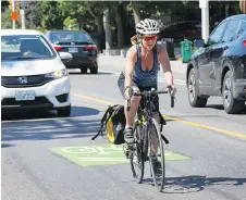  ?? WAYNE CUDDINGTON ?? The city has put cycling chevrons in the middle of each side of the road, and urges cyclists to ride in front of drivers.