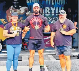  ?? Photo / Supplied ?? Trainstati­on’s 2022 Summer Slam GPCNZ Nationals powerlifti­ng competitor­s Paula Johnstone (left), coach Mike Smith and Dean Williams.