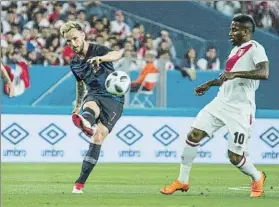  ?? FOTO: EFE ?? Ivan Rakitic centra pese a la presión de Jefferson Farfán No fue el día del barcelonis­ta