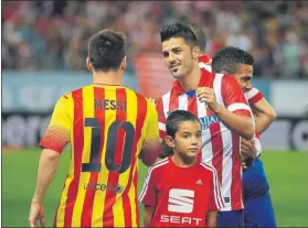  ?? FOTO: MORATA ?? David Villa, saludando a Leo Messi, en su primer Atleti-barça de rojiblanco