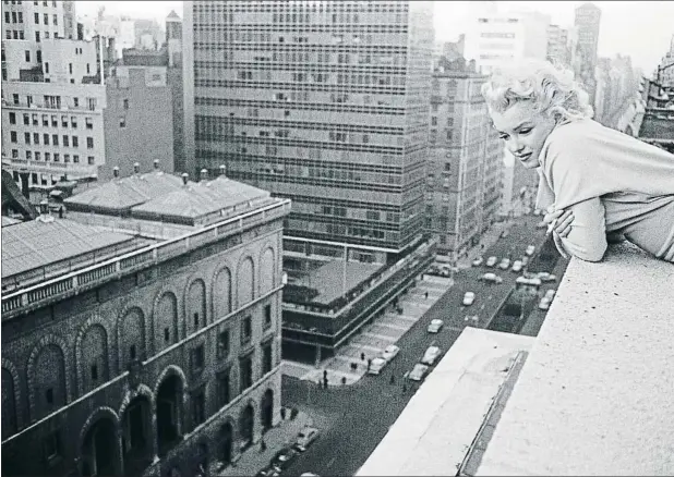  ?? ED FEINGERSH/MICHAEL OCHS ARCHIVES/GE ?? Marilyn Monroe contempla Park Avenue desde la terraza de su suite en el Hotel Ambassador de Nueva York, en marzo de 1955