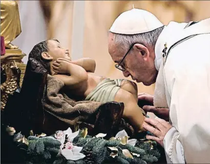  ?? VINCENZO PINTO / AFP ?? El Papa, ayer durante un momento de la misa de Epifanía en la catedral de San Pedro del Vaticano