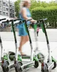  ?? Symbolfoto: Kahnert, dpa ?? In München gibt es mittlerwei­le 3000 Leih-E-Scooter.