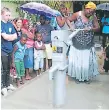  ??  ?? ALEGRÍA. Una vecina prueba la bomba de agua.