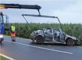  ?? FOTO JCR ?? De auto kwam in een plantage naast de weg terecht.