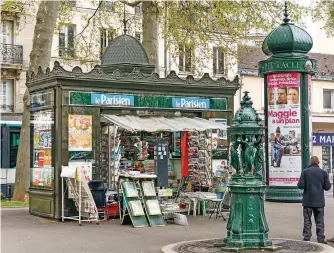  ?? FOTO: LAIF ?? Der tägliche Gang zum Kiosk ist für viele Pariser ein lieb gewonnenes Ritual.