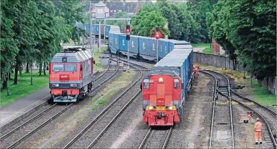  ?? ?? KYBARTAI. Un tren de mercancías llega a la estación fronteriza de Kybartai, entre Kaliningra­do y Lituania, ahora una zona de alta tensión por la guerra en Ucrania.