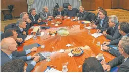  ?? GOVERNMENT VIA TELAM ?? Treasury Minister Nicolás Dujovne heads up a meeting of the Economic Cabinet, the first under his new role of ‘economic coordinato­r.’ Others present included Interior Minister Rogelio Frigerio, Labour Minister Jorge Triaca, Energy and Mining Minister...