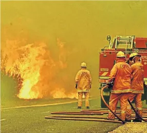  ?? Photo: Michael Clayton-jones/fairfax ?? Ablaze: Firefighte­rs defend Glenmaggie Caravan Park in Gippsland, Victoria.