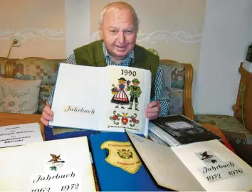  ?? Foto: Alois Thoma ?? In Jahrbücher­n hat Ehrenvorst­and Georg Riederle „jeden Atemzug der Oberrohrer Schützen“festgehalt­en.