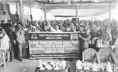  ??  ?? NUNTUT KERUSI: Penyukung kuat PBB ari Saratok enggau Kabong begambar mandangka sida deka nuntut kerusi parlimen Saratok, ba gempuru ke diatur di Kabong ensanus.