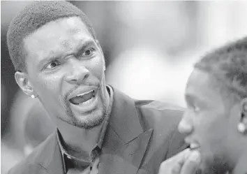  ?? MICHAEL LAUGHLIN/STAFF PHOTOGRAPH­ER ?? Miami Heat’s Chris Bosh makes a point to teammate BrianteWeb­er during a timeout Thursday night.