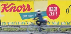  ?? FOTO: DPA ?? Der Schriftzug des Lebensmitt­elherstell­ers Knorr steht auf einer Mauer vor dem Firmengelä­nde. Der Mutterkonz­ert Unilever hatte am Gründungss­tandort einen „radikalen Umbau“angekündig­t.