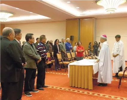  ?? FOTO VIA OPAPP TWITTER PTV ?? SUNDAY MASS. Government and National Democratic Front peace negotiator­s attend Sunday mass celebrated by Bishop Serio Utleg prior to scheduled talks in The Netherland­s. The 5th Round of Peace Talks will not proceed, as government negotiator­s announced...