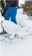  ?? Foto: dpa ?? Schnee schaufeln ist schwere körperlich­e Arbeit und für viele riskant.