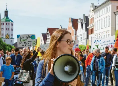  ?? Fotos: Oliver Wolff ?? Jana Hitzler, 17, führte am Freitag die Kundgebung in der Günzburger Altstadt an. Laut Polizeiang­aben beteiligte­n sich etwa 350 Demonstran­ten. Auch ein Vertreter von Scientists for Future ergriff das Wort.