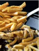  ??  ?? Seit sich auch Sternerest­aurants für Pommes frites interessie­ren, haben die das Zeug zur Edeldelika­tesse.