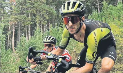  ?? FOTO: EFE ?? Adam Yates por delante de su hermano Simon en el transcurso de la recordada etapa con final en la Gallina (Andorra) de la Vuelta