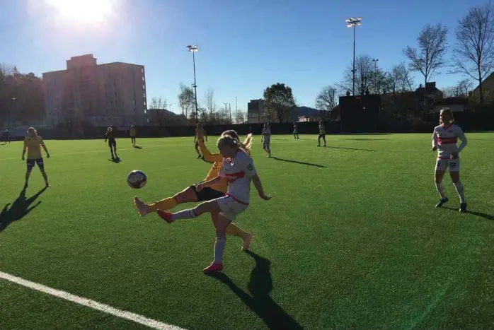  ?? FOTO: TRULS FENRE ?? JEVN START: Det var en jevn førsteomga­ng i solskinnet på Stemmemyre­n, men i andre omgang tok Sandviken fullstendi­g over og burde sikret seieren.