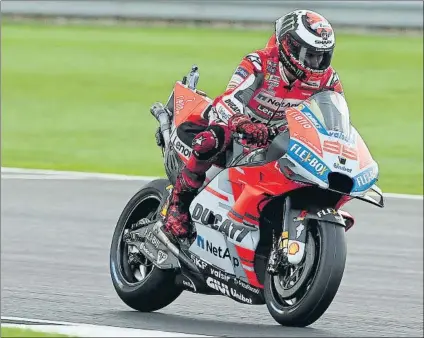  ?? FOTO: EFE ?? Segunda pole para Jorge Lorenzo con la Ducati Si se estrenó en el Gran Premi de Catalunya en Silverston­e reconfirmó