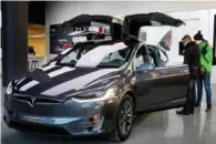 ?? FOTO: REUTERS/ NTB SCANPIX ?? Mulige kunder studerer en Tesla Model X P100D i Teslas showroom på Manhattan like før jul.