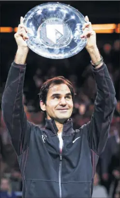  ??  ?? OTRO MÁS. Federer, con el trofeo que hace 97º en su carrera.