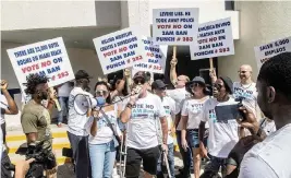  ?? PEDRO PORTAL pportal@miamiheral­d.com ?? David Wallack, owner of Mango’s Tropical Cafe, joins his employees and other hospitalit­y workers outside Miami Beach City Hall on Wednesday to protest the proposed 2 a.m. rollback of alcohol service across the city.