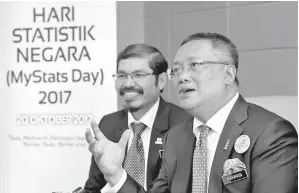  ?? GambarBern­ama ?? ABDUL Rahman (kanan) ketika sidang media pada Majlis Hari Sambutan Statistik Negara
(MyStats Day) 2017 di Pusat Permata Pintar Negara Universiti Kebangsaan Malaysia pada Jumaat. Turut kelihatan Ketua Perangkawa­n Malaysia Dr Mohd Uzir Mahidin.