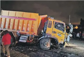  ?? YADIRA ILLESCAS / EXPRESO ?? Accidente. El conductor de la volqueta también resultó herido y se encuentra en observació­n.