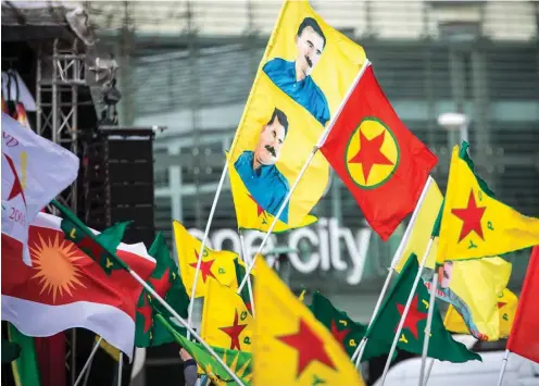  ?? Foto: David Speier/imago/ZUMA Press ?? Auf einer Demonstrat­ion in Hannover wehen kurdische Fahnen. YPG-Fahnen sind in Berlin erlaubt.