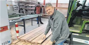 ?? FOTOS: MICHAEL MADER ?? Hier wird das angeliefer­te Holz bearbeitet und veredelt.