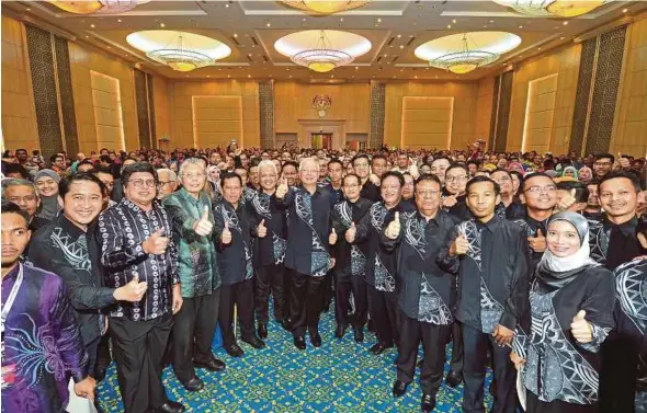  ?? BERNAMA PIC ?? Prime Minister Datuk Seri Najib Razak with Koperasi Profesiona­l Putrajaya Bhd members at the cooperativ­e’s fourth annual general meeting in Putrajaya yesterday.