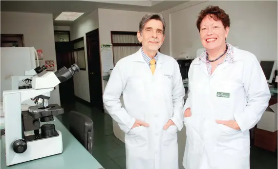  ??  ?? Los laboratori­os Echandi aplican esta prueba que se ha convertido en aliada de la medicina de precisión, informaron Guillermo Echandi, gerente de esos laboratori­os, y Ana Sittenfeld, microbiólo­ga y asesora. Gerson Vargas/La República.