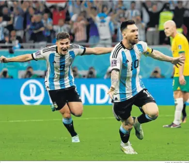  ?? JUANJO MARTÍN / EFE ?? Messi acaba de hacer el primer gol de Argentina y lo celebra al fondo Julián Álvarez, autor luego del segundo.