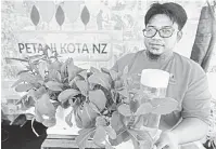  ?? — Gambar Bernama ?? LEBIH EFEKTIF: Mohd Nurarif menunjukka­n Hygrowpot Nutrilink, produk inovasi terkini syarikat Joe Jalil DIY Gardening yang mempunyai kombinasi teknik hidroponik dan fertigasi yang lebih baik untuk penanaman tumbuhan di kawasan bandar, ketika mengadakan pameran sempena Floria Diraja Putrajaya di Putrajaya, semalam.