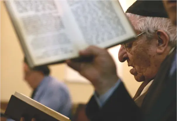  ?? (Rafael Marchante/Reuters) ?? MOROCCAN JEWS pray at a synagogue in Tetouan, Morocco.