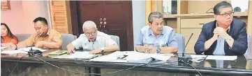  ??  ?? Ong (right) stresses a point during the final meeting with the Sports Developmen­t Officers on duty at Sukma XIX in Perak.