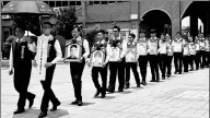  ?? XU DONGDONG / CHINA NEWS SERVICE ?? The framed photos of 26 people who died in a tour bus fire in Taiwan on July 19 are escorted to a memorial hall in Taoyuan city on Monday.