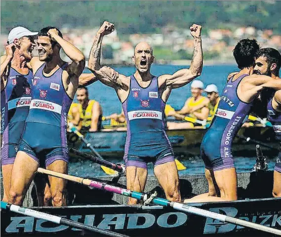  ?? FOTO: EUSKO LABEL LIGA ?? Eufórico
Iker Pascual celebra junto a sus compañeros una de las victorias de Santurtzi en la Eusko Label Liga