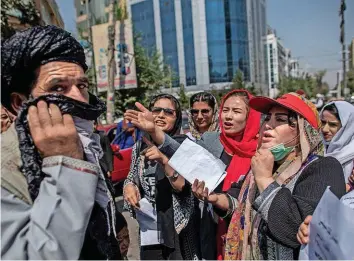  ?? AFP ?? In Kabul gingen gestern Frauen auf die Strasse, um für ihre Rechte zu demonstrie­ren.