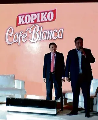  ??  ?? MULYONONur­limo, PT Torabika Eka Semesta Group country head for the Philippine­s and Indian Sub-Continent, with Michael F. Tandas, marketing manager of Kopiko in the Philippine­s