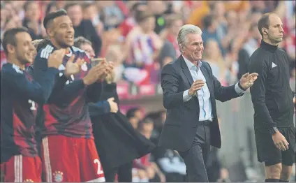  ??  ?? El nuevo entrenador del Bayern de Múnich, Jupp Heynckes, celebró su retorno al club bávaro con una goleada triunfal
