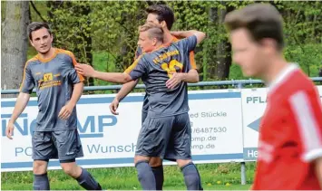  ?? Foto: Xaver Habermeier ?? Starker Auftritt: Marcel Girbinger (links) erzielte beim 3:1 Erfolg gegen den TSV Ober /Unterhause­n zwei Tore. Seine beiden Teamkolleg­en Sebastian Skowronski (rechts vorne) und Luis Marques (hinten) freut’s.