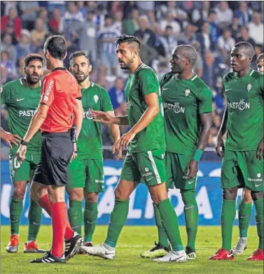  ??  ?? PROTESTAS. Los jugadores del Sporting protestan el penalti señalado por Sagués Oscoz.