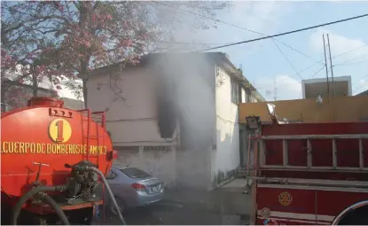  ?? FRANCISCO ALÚSTIZA ?? La mañana de ayer se registró el incendio de una vivienda en la colonia Volantín.