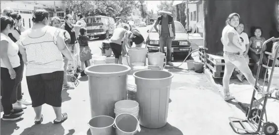  ??  ?? Habitantes del municipio mexiquense de Chimalhuac­án afectados por la falta de agua, sobre todo después del sismo del 19 de septiembre pasado, recurren a pipas particular­es, pues el gobierno local no ofrece el servicio ■ Foto Mario Antonio Nuñez López