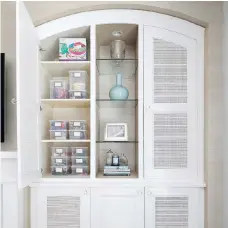  ??  ?? Julie Naylon created this children’s crafts closet, featuring clear boxes, next to the kitchen of a California client in Pacific Palisades.