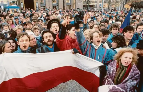  ?? Foto: Pavel Khol, archiv ČTK ?? Praha revoluční Změny na pražské radnici náležely mezi požadavky pražských demonstran­tů. Výměna, k níž došlo v prosinci 1989, nestačila ani vedení Občanského fóra, ani obyvatelům metropole. V únoru 1990 proto nastaly na magistrátu zásadní změny.