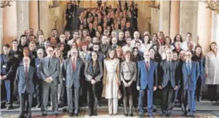  ?? ABC ?? Doña Letizia posa en el Palacio Real de Madrid junto a los asistentes a la celebració­n del 40 aniversari­o del Servicio Público de Empleo Estatal