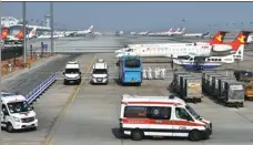  ?? WU YUNSHENG / FOR CHINA DAILY ?? An ambulance takes passengers who had fevers on a LondonBeij­ing flight to hospital in Hohhot, Inner Mongolia autonomous region, on Sunday.